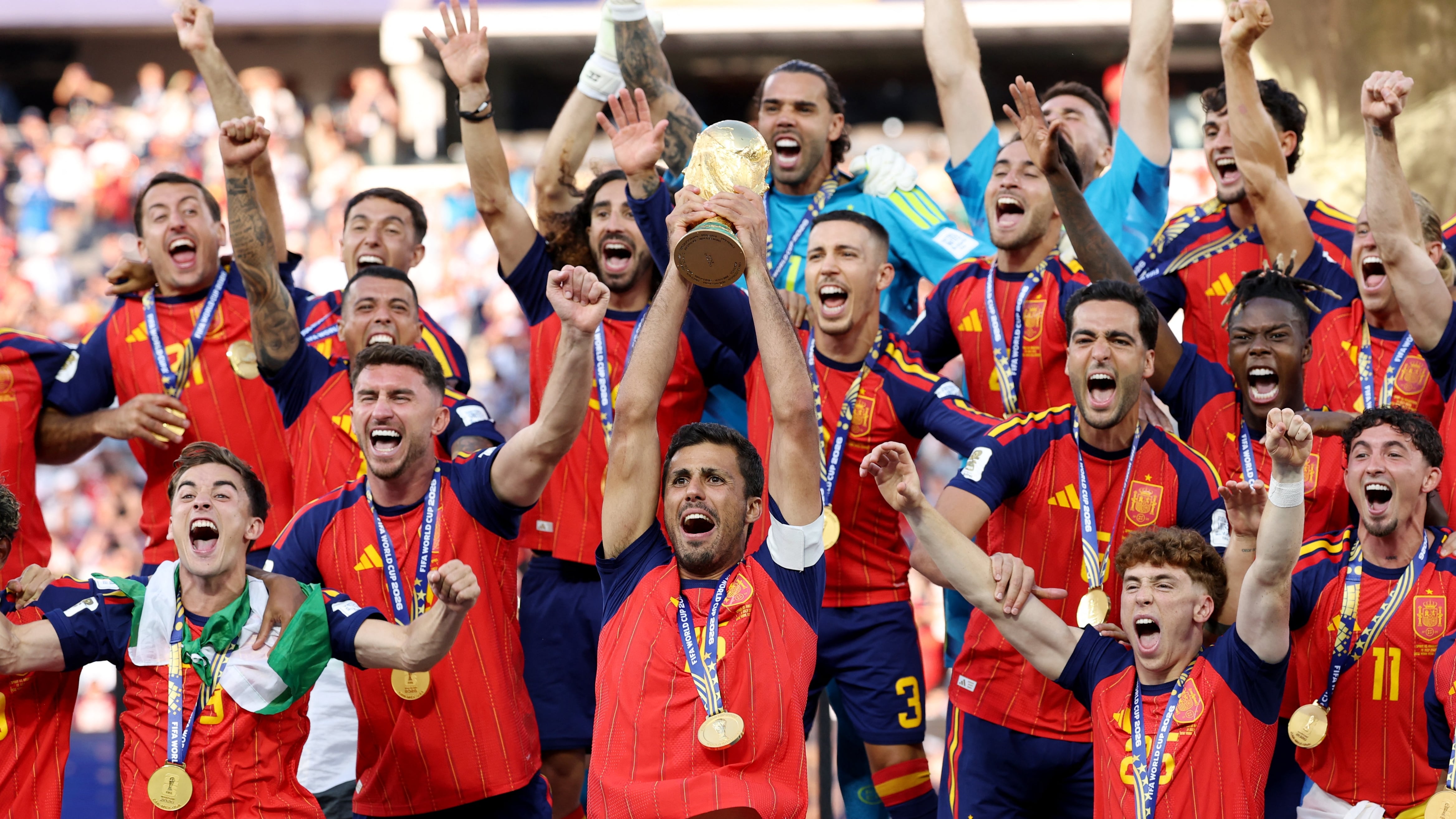 Los jugadores de España levantando la copa (AFP)