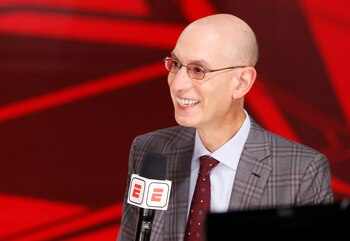 En la imagen el comisionado