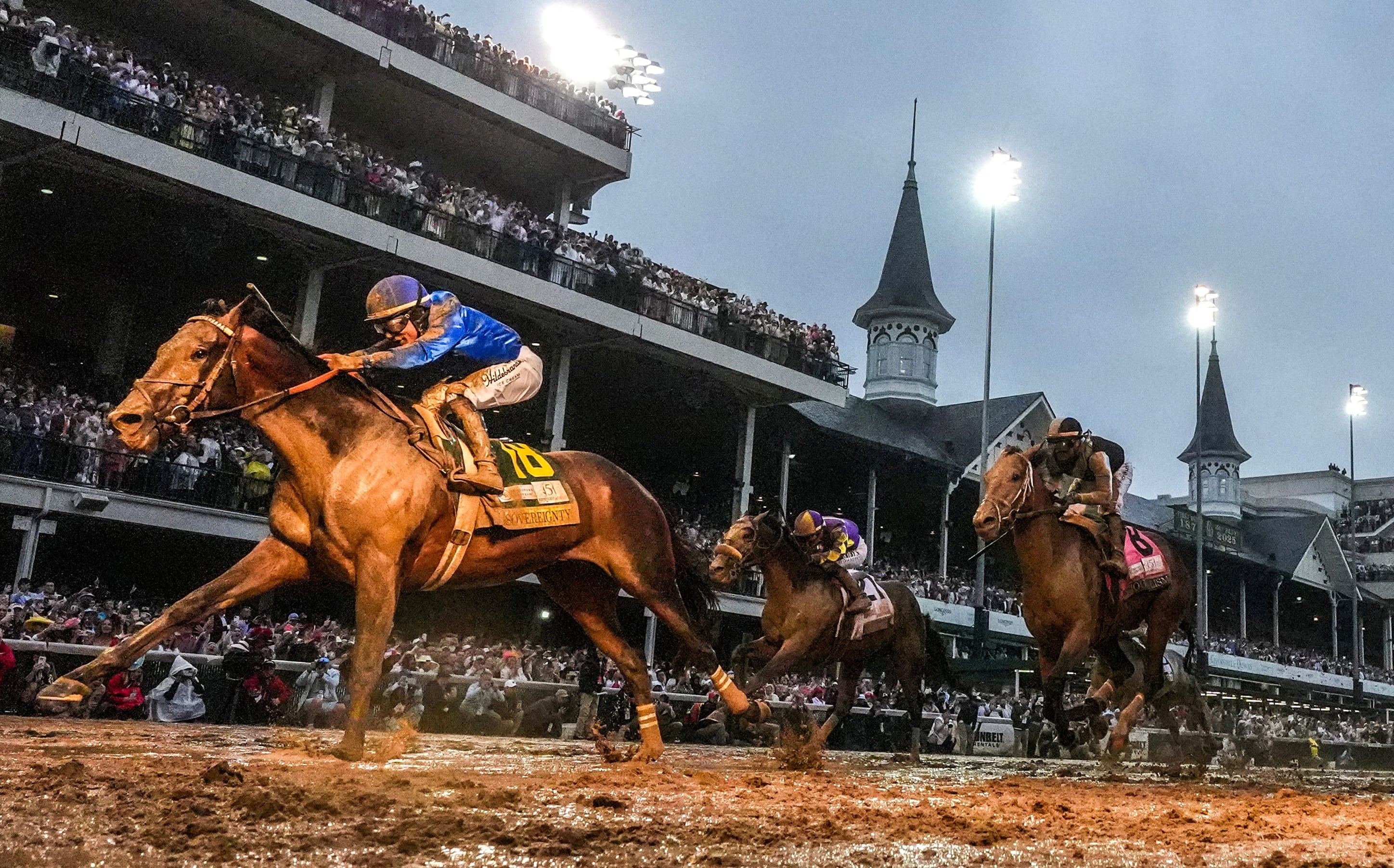 La dieta de los caballos para el Derby incluye forraje de tallo largo, suplementos grasos y ajustes alimenticios basados en controles de peso diarios (Michael Clevenger/USA TODAY NETWORK via Imagn Images)