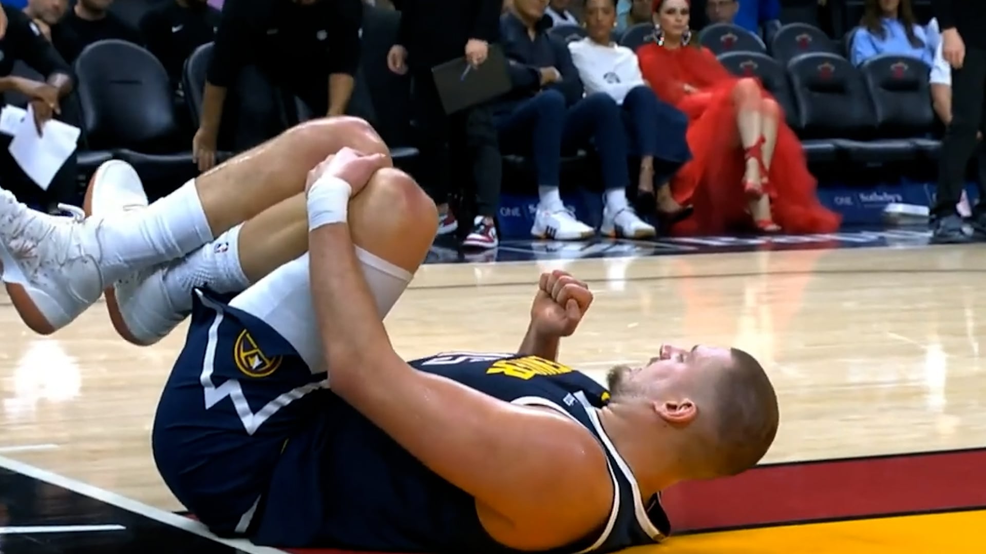 Nikola Jokic en el piso con dolor en su rodilla izquierda (Captura de video)
