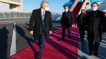 Junto a Fernández está en