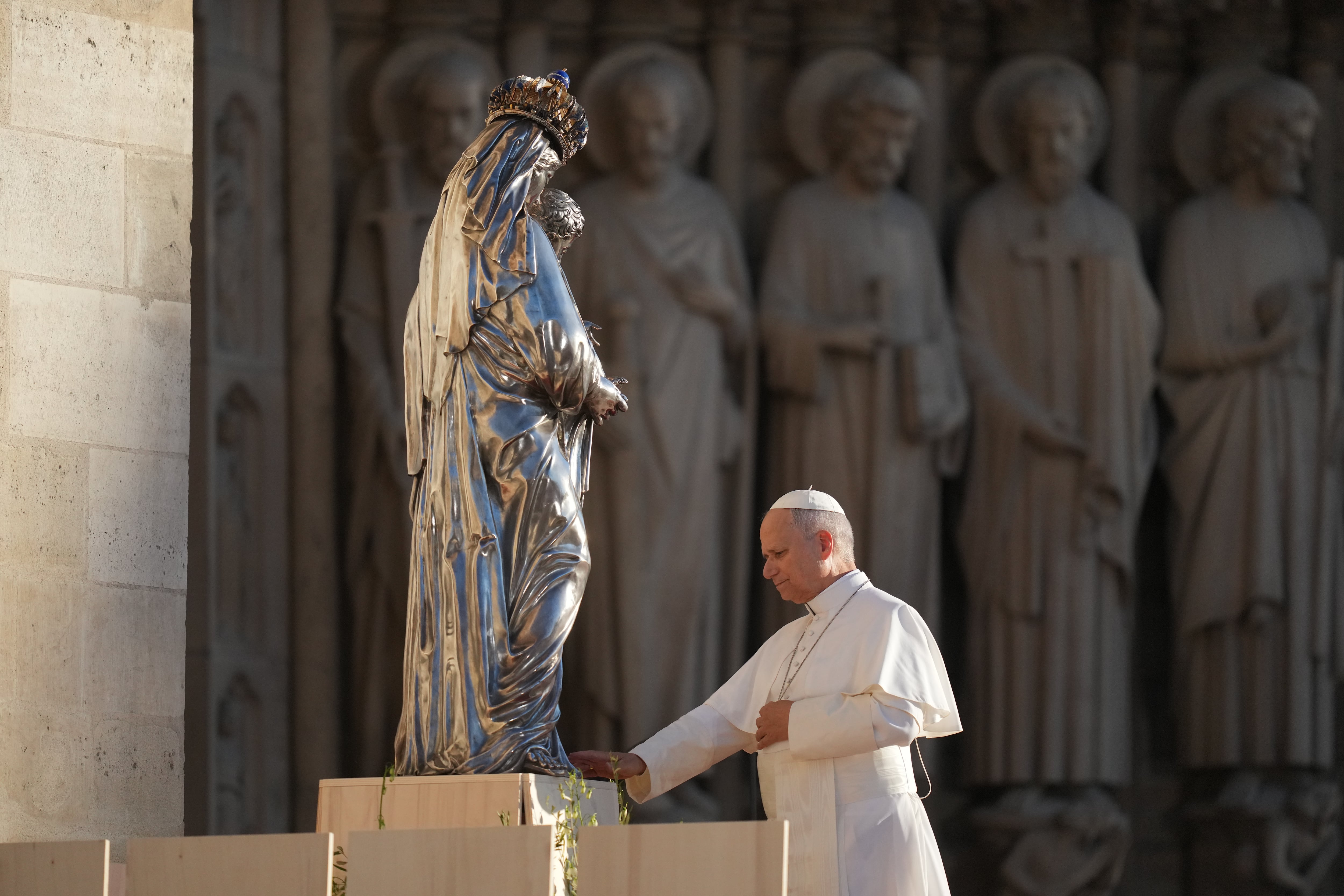 El Papa León XIV se encuentra frente a la estatua de la Virgen María y el Niño en la Catedral de Notre-Dame en París, el viernes 25 de septiembre de 2026. (Foto AP/Thibault Camus)