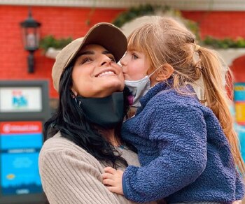 Aislinn Derbez y su hija,