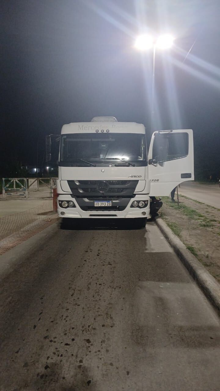 Otro accidente fatal en La Plata: una mujer de 34 años murió tras chocar en moto contra un camión en Lisandro Olmos