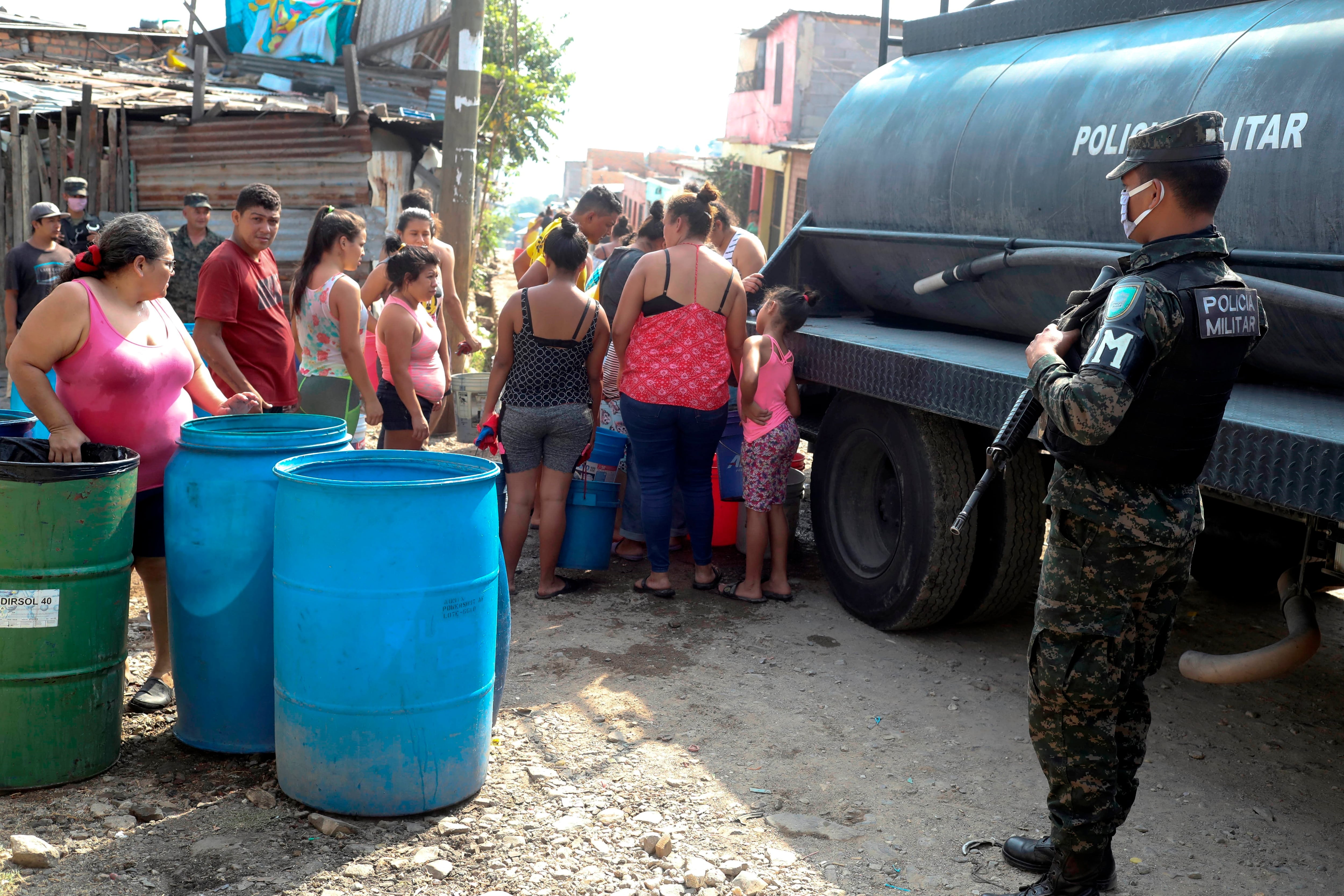 Las cisternas privadas han elevado sus precios hasta L2,000 por carga en algunos sectores del Distrito Central. (Foto: EFE/Gustavo Amador/Archivo)