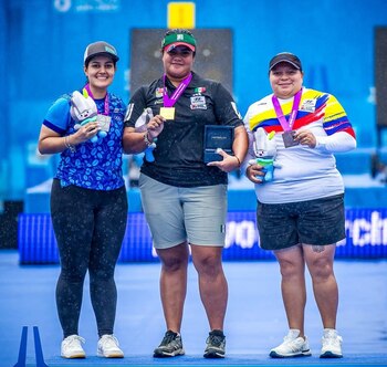 El podio se vistió con puras banderas latinoamericanas.