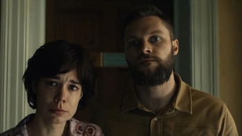 Laia Costa junto a Jack Reynor en 'La Momia de Lee Cronin'