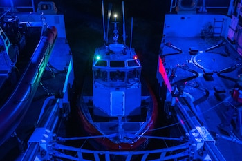 La tripulación del barco de la Guardia Costera estadounidense Calhoun (WMSL 759) confiscó cocaína valuada en 75 millones de dólares.