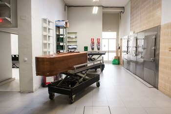 Un féretro aguarda la incineración