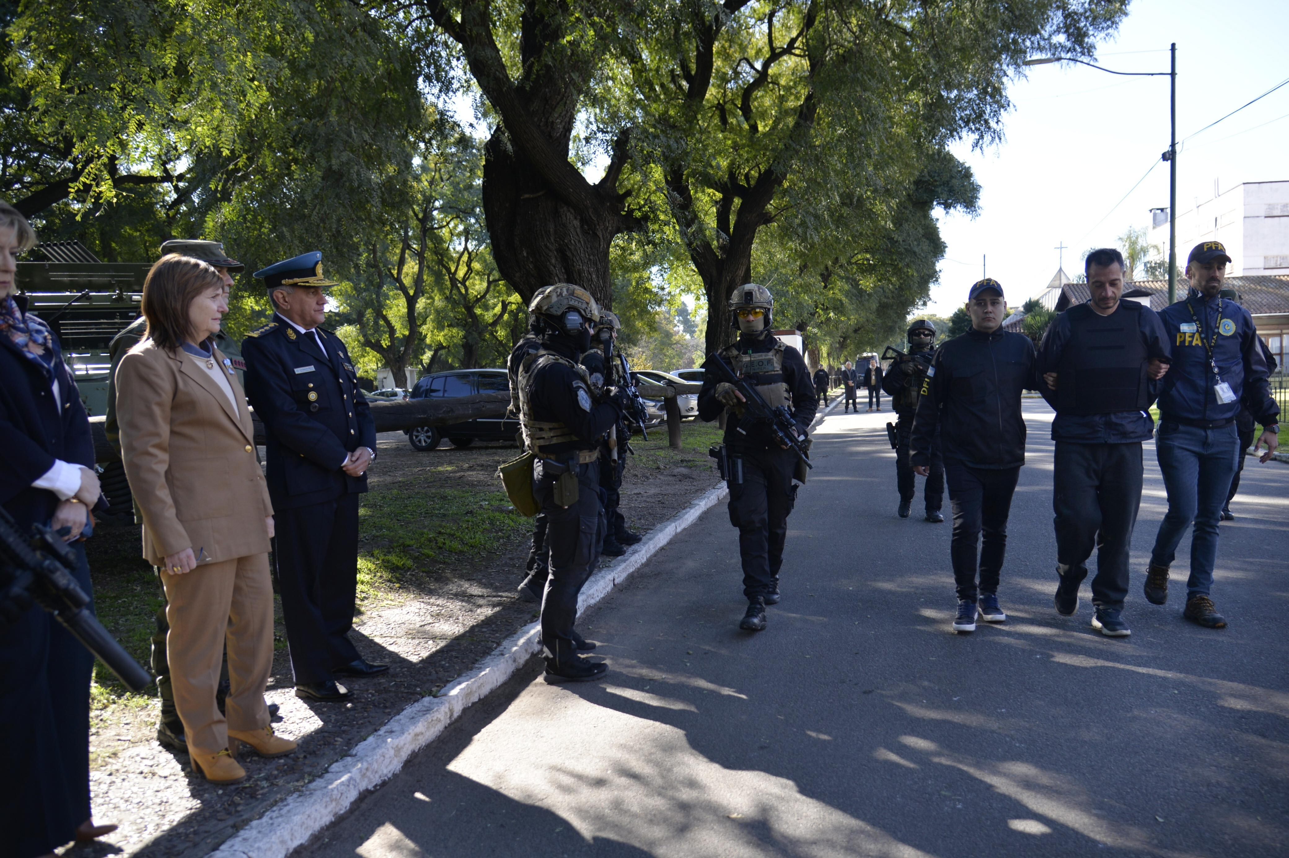 La ministra Bullrich supervisó la llegada del prófugo
