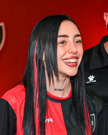 Nicki Nicole viendo a Newell's ante Estudiantes
