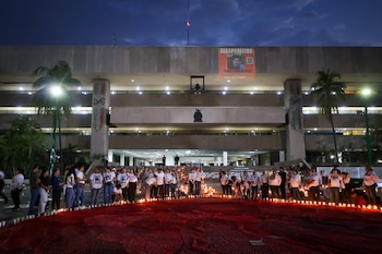 Familias de personas desaparecidas realizaron la noche del sábado 29 de agosto una vigilia con velas y fotografías en la explanada del Palacio de Gobierno de Sinaloa, en Culiacán, para exigir verdad, justicia y avances en las investigaciones, así como la localización e identificación de sus familiares ausentes. La protesta ocurrió horas después del ataque contra la buscadora Alma Rosa Rojo Medina. (Crédito: facebook | La Pared)