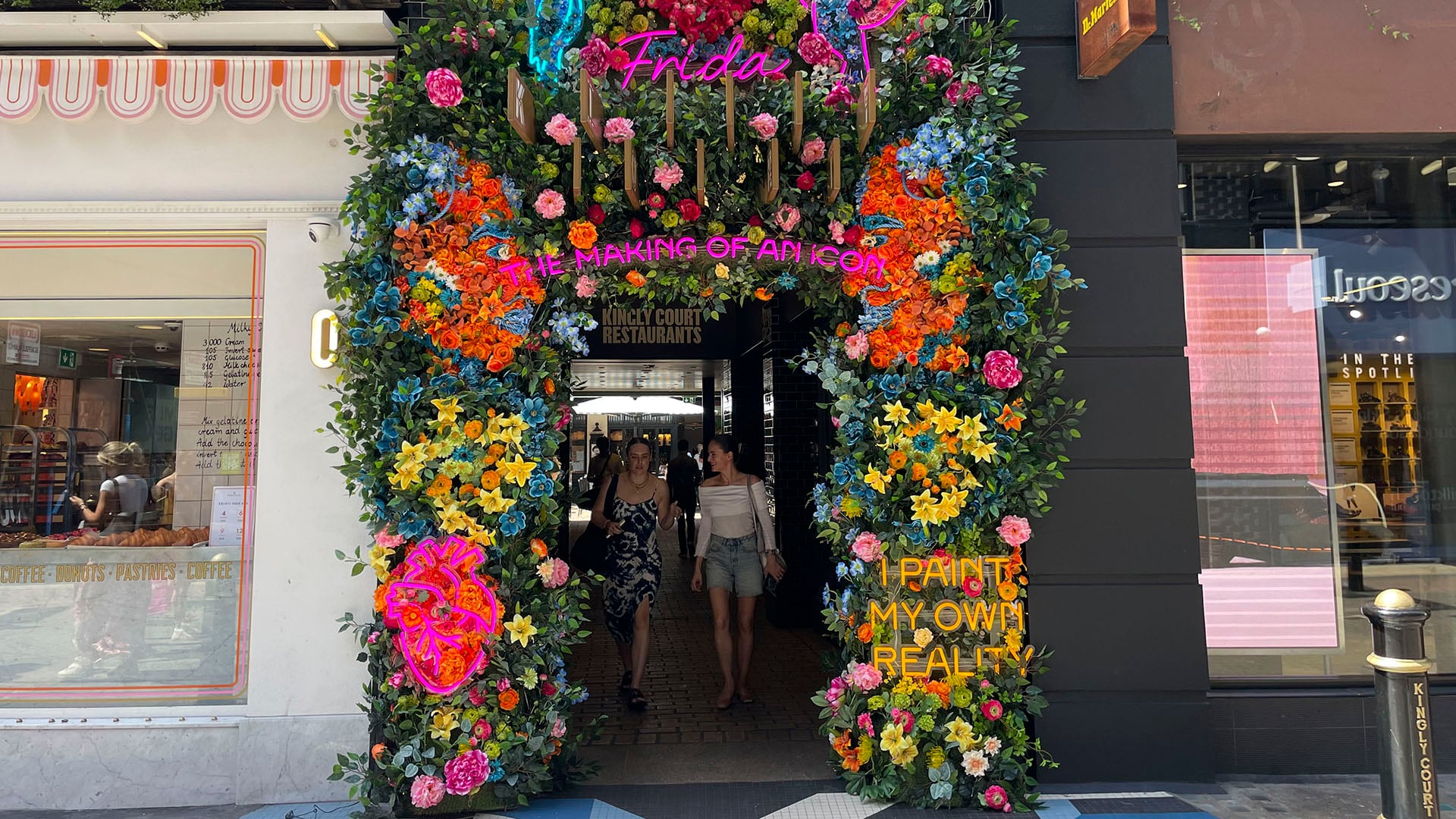 Frida Kahlo conquista el Soho de Londres con una instalación gigante en Carnaby Street