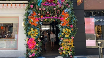 Frida Kahlo toma el Soho de Londres con un mural gigante por los 119 años de su nacimiento