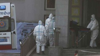 Miembros del personal sanitario transfieren