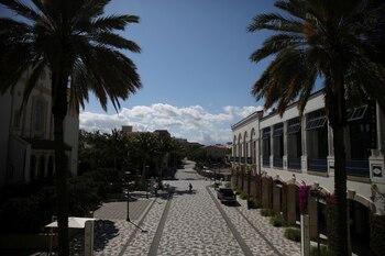 Un hombre camina a lo