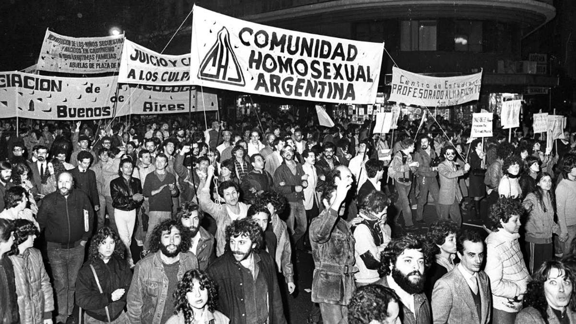Militantes de la Comunidad Homosexual Argentina (CHA) marchando bajo su propia bandera. Un momento consagratorio de visibilidad pública que unió el reclamo de igualdad civil con las consignas de memoria, verdad y justicia