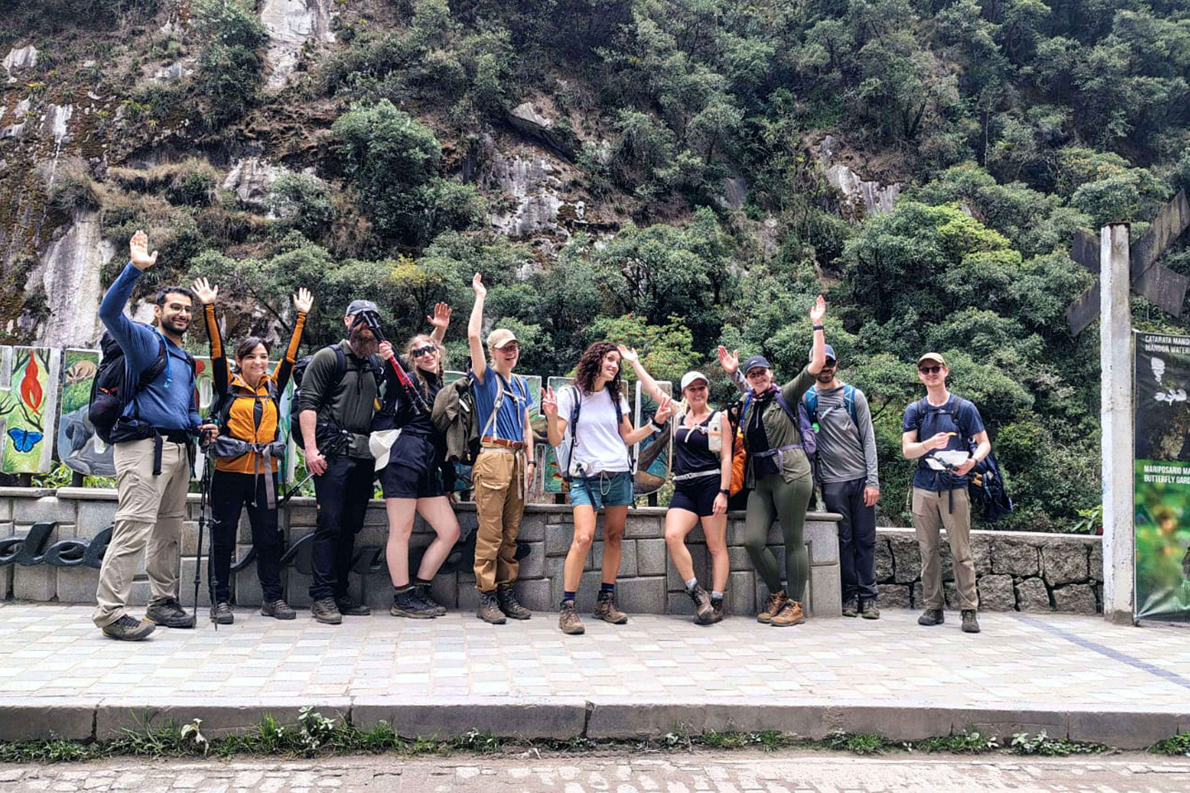 Un grupo de turistas esperando en Aguas Calientes el tren que los lleve de regreso a Cusco y seguir con su viaje