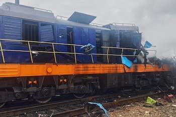 En esta foto proporcionada por la Oficina de Prensa de la Compañía Ferroviaria Ucraniana Ukrzaliznytsia, se ve una locomotora dañada en un ataque con dron ruso en la estación de Yahodyn, cerca de la frontera de Ucrania con Polonia, el domingo 13 de septiembre de 2026. (Foto, Ukrzaliznytsia vía AP)