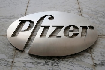 El logo de la empresa Pfizer. Foto: REUTERS/Andrew Kelly