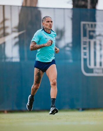 Paolo Guerrero junto a sus