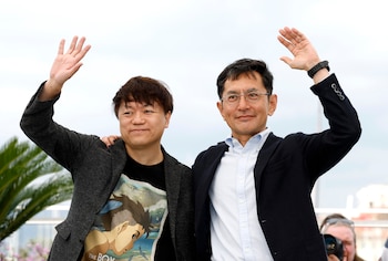 El director japonés Goro Miyazaki (d) y Kenichi Yoda de Studio Ghibli, en una fotografía de archivo del 20 de mayo de 2024. (EFE/ Sebastien Nogier)