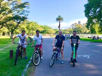 Diari con sus hermanos de