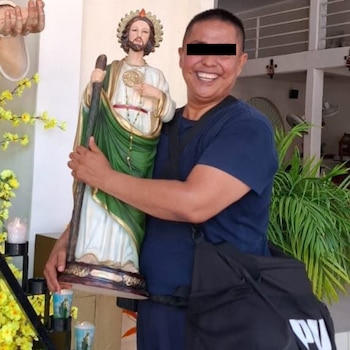 Ronald se desempeñaba como policía municipal de Acapulco hasta entes de convertirse en creador de contenido en redes sociales. Crédito: Redes sociales