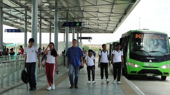 Joven quedó con su dedo atrapado en una banca del sistema de transporte público en Cali: los bomberos tuvieron que intervenir