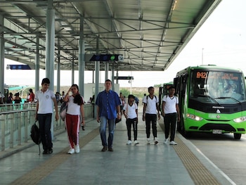 Una joven queda atrapada en banca del sistema MÍO en Cali - crédito mio.com