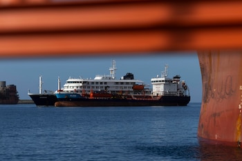 Un barco de abastecimiento proporciona combustible al crucero MV Hondius, fondeado desde el domingo en el puerto de Granadilla de Abona (Tenerife), en presencia de una lancha de Salvamento Marítimo (i). EFE/Miguel Barreto