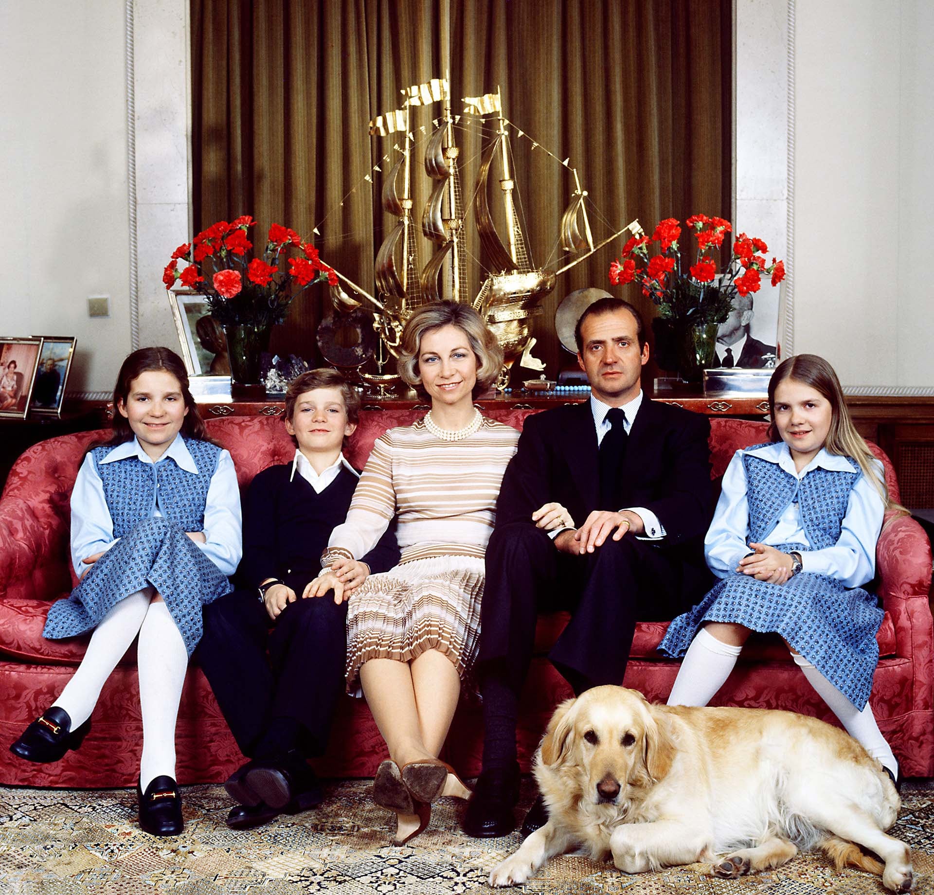 Los reyes Juan Carlos y Sofía, junto a sus tres hijos y un perro en el Palacio de Zarzuela. (Reginald Davis/Shutterstock)