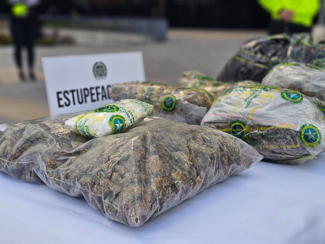Golpe al microtráfico en Pradera: nueve allanamientos, armas y un menor capturado