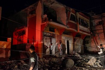 Palestinos buscan personas desaparecidas bajo