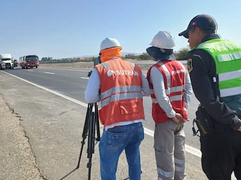 Dos funcionarios de la Sutran,