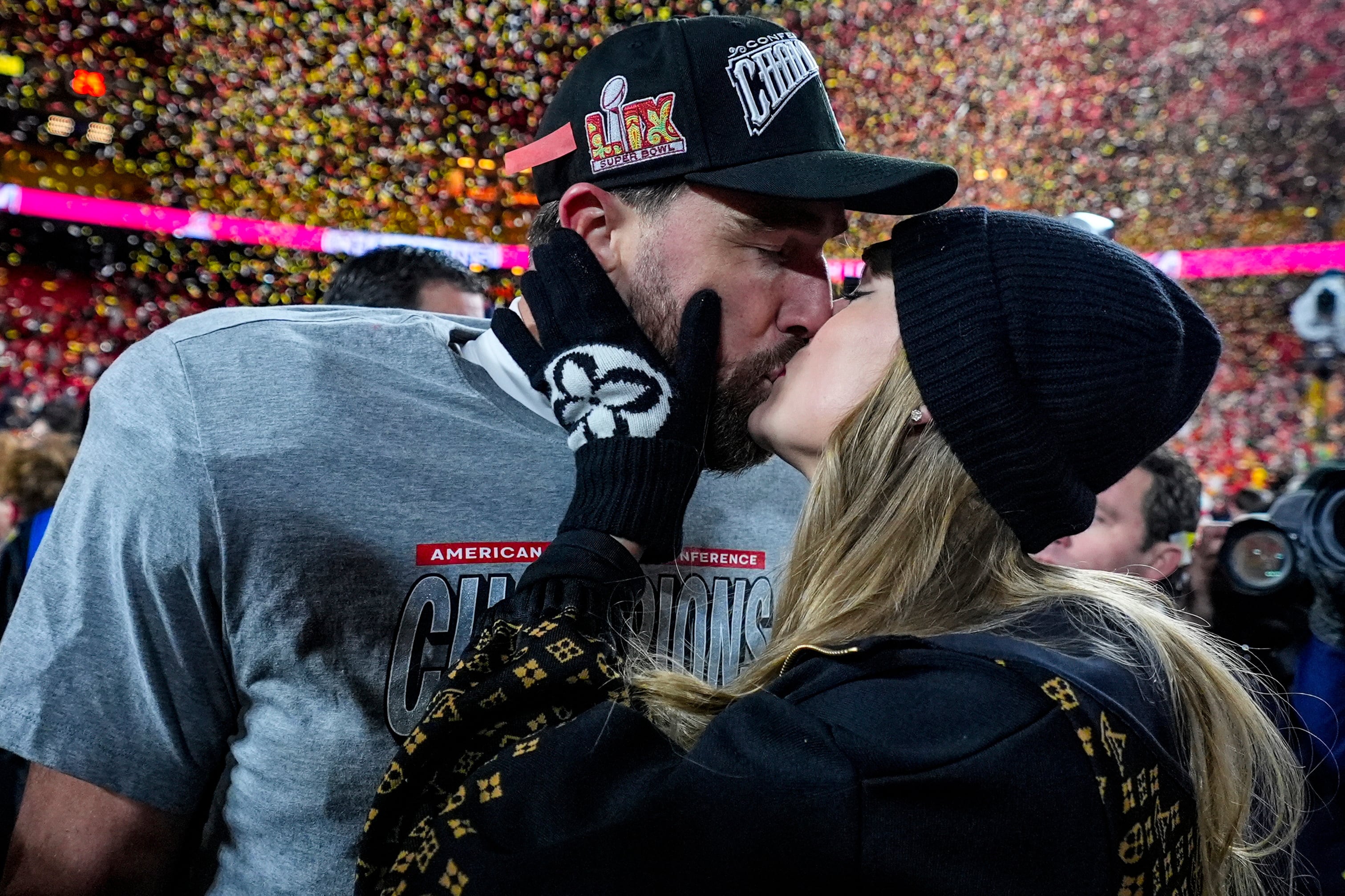 Travis Kelce y Taylor Swift se besan tras el partido de la final del campeonato contra los Bills de Búfalo, en Kansas City, Missouri (Foto AP/Ashley Landis, Archivo)