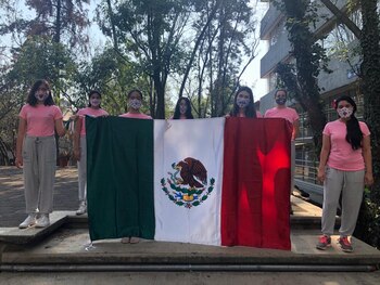 La delegación femenina que representó