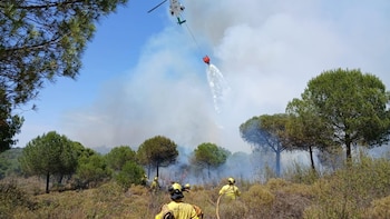 El incendio próximo a un camping en Lepe provoca el alejamiento preventivo de 115 menores