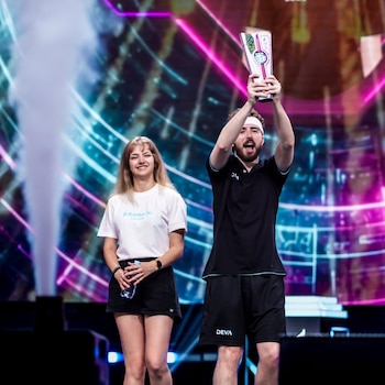 Franco Vitali cuando se consagró ganador, a su lado se ubica Lina, subcampeona francesa