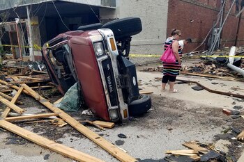 Un automóvil yace de costado