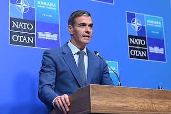 08/07/2026 El presidente del Gobierno, Pedro Sánchez, ha comparecido ante los medios de comunicación tras participar en la reunión de jefes de Estado y de Gobierno del Consejo del Atlántico Norte, que se celebra en el Complejo Presidencial de Bestepe, a 8 de julio de 2026, en Ankara (Turquía). La reunión está marcada por el debate sobre el gasto militar en defensa dentro de la OTAN y por la presión de EEUU para que los aliados lleguen hacia el objetivo del 5% del PIB acordado en la anterior cumbre. España es el único país que sostiene que puede cumplir los objetivos militares sin alcanzar ese porcentaje.
POLITICA
Pool Moncloa/Borja Puig de la Bellacasa