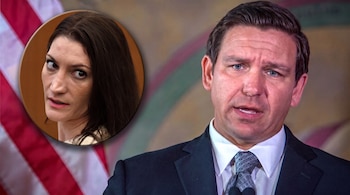 Ron DeSantis en traje frente a la bandera de Estados Unidos y una imagen circular superpuesta de Rebekah Jones.