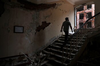 Un hombre sube las escaleras dentro de un edificio de la Universidad Nacional de Kharkiv destruido por los ataques de Rusia en Kharkiv, el 3 de junio de 2022 (Reuters)