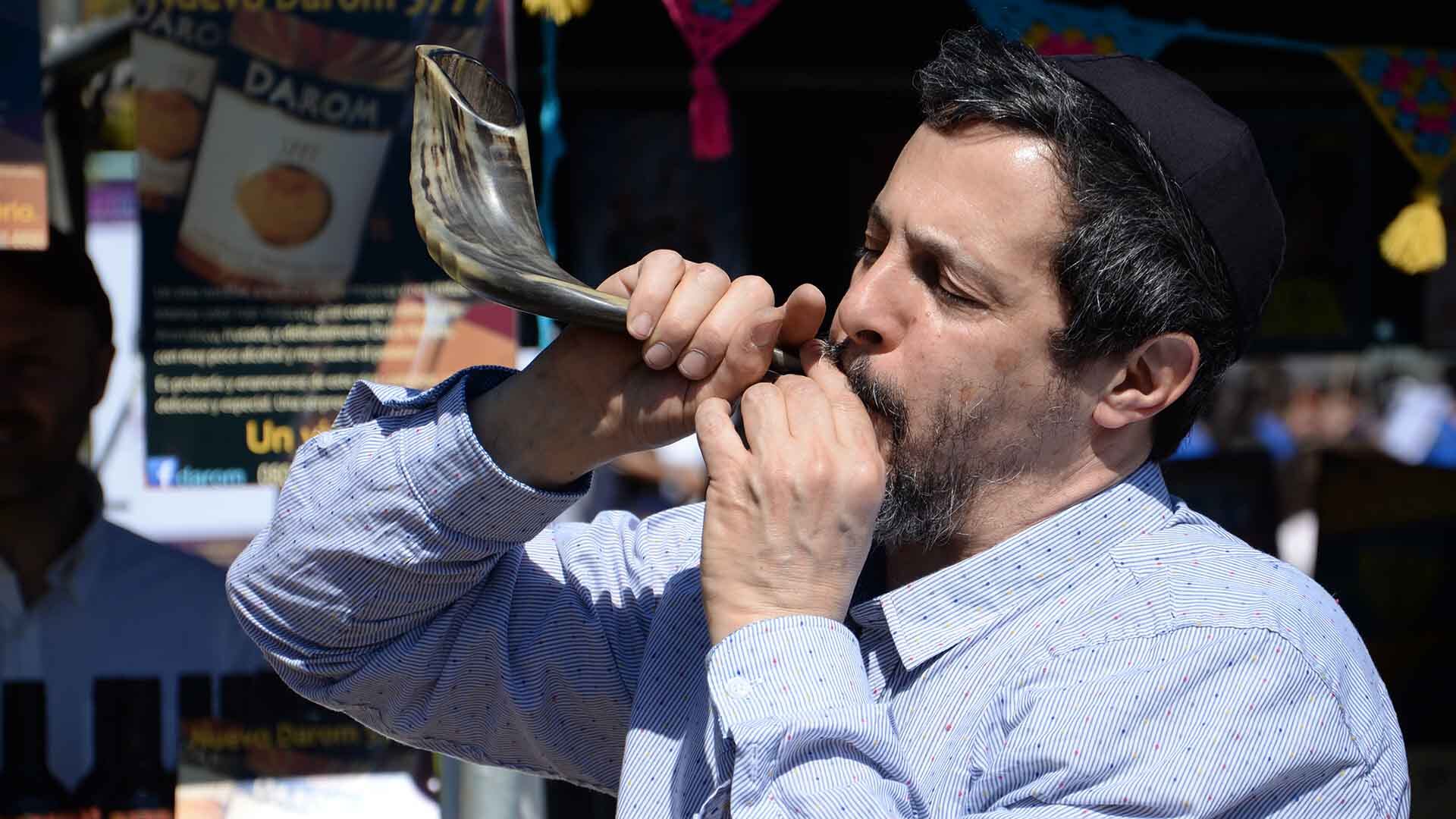 El toque del shofar, una tradición del año nuevo judío