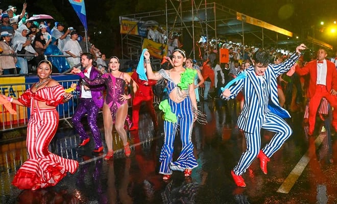 El desfile inaugural del Salsódromo congregó a bailarines y asistentes en el primer día de la Feria de Cali, pese a la lluvia. - crédito Alcaldía Santiago de Cali
