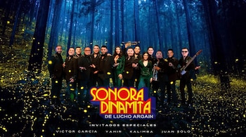 Once personas de Sonora Dinamita de Lucho Argaín, con instrumentos, frente a un bosque nocturno con luces y texto de invitados especiales.
