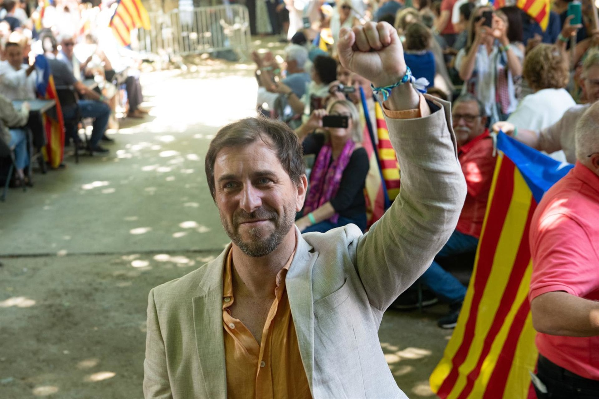 27/07/2025 El vicepresidente del Consell de la República y eurodiputado de Junts, Toni Comín, durante la celebración del V aniversario de Junts, en la plaza Firal de Prats de Molló, a 27 de julio de 2025, en Prats de Molló (Francia). La cita marca cinco años desde la fundación de Junts, realizada el 25 de julio de 2020, tras su ruptura con el extinto PDeCAT. El evento cobra un significado simbólico para la formación y para el independentismo catalán, ya que Prats de Molló es un enclave histórico relacionado con el exilio político catalán.POLITICA Glòria Sánchez - Europa Press