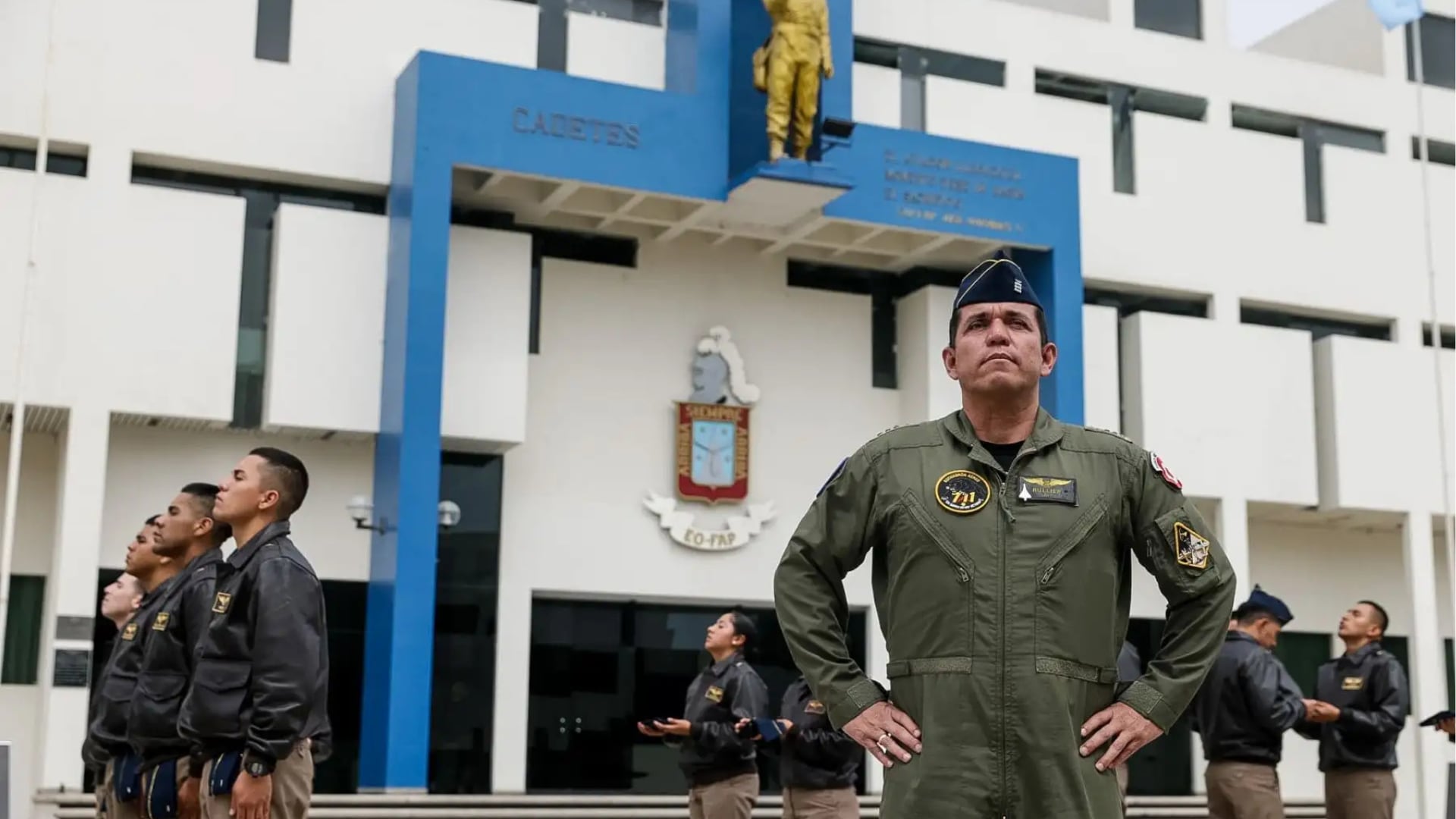 El comandante Alberto Rullier permanece junto a un grupo de cadetes frente al edificio de la Escuela de Oficiales de la Fuerza Aérea del Perú en la Base Aérea Las Palmas. (Agencia Andina)