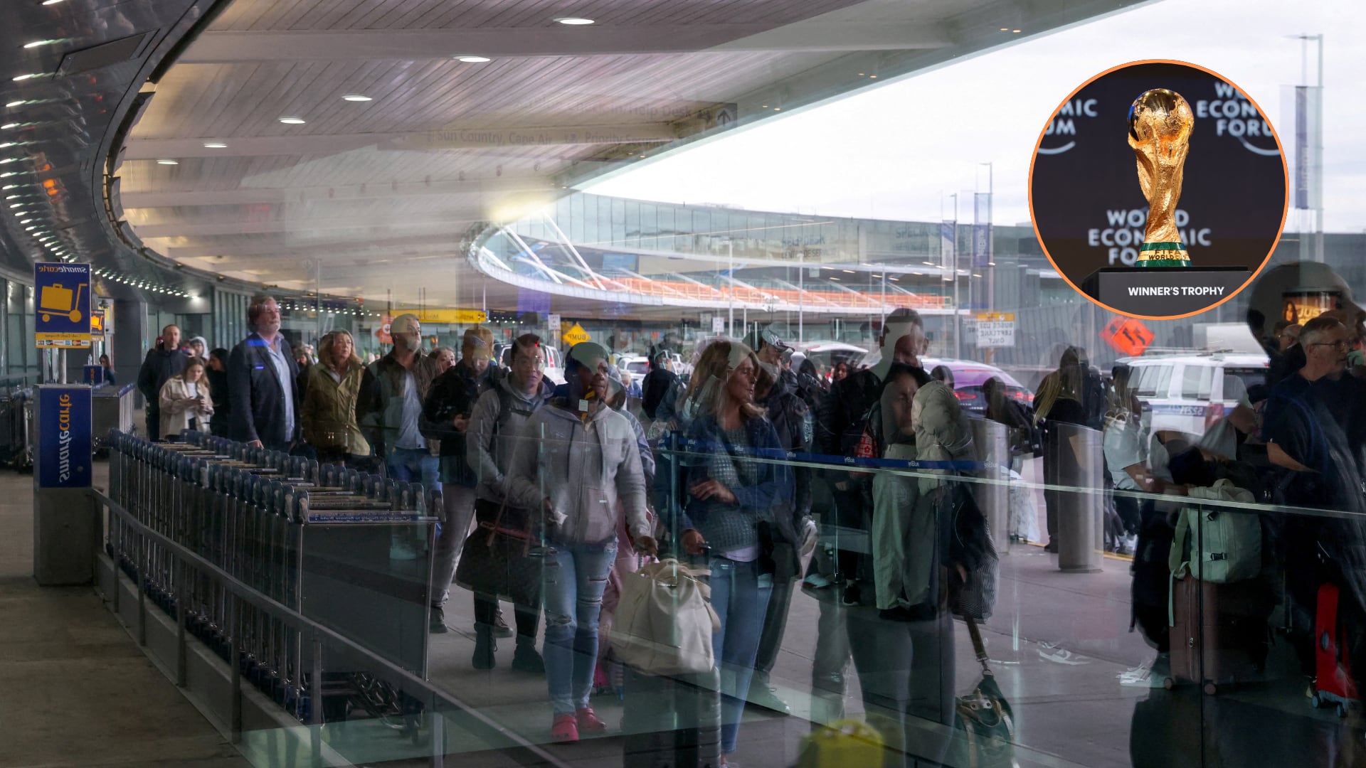 Pasajeros transitan por una terminal aérea, reflejando el reto logístico que enfrentarán los aficionados de cara a la Copa Mundial 2026, simbolizado por el trofeo. (Reuters)