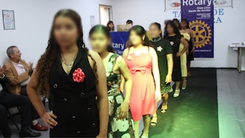 Adolescentes del Inabif transforman vestidos donados en elegantes diseños de alta costura durante pasarela solidaria